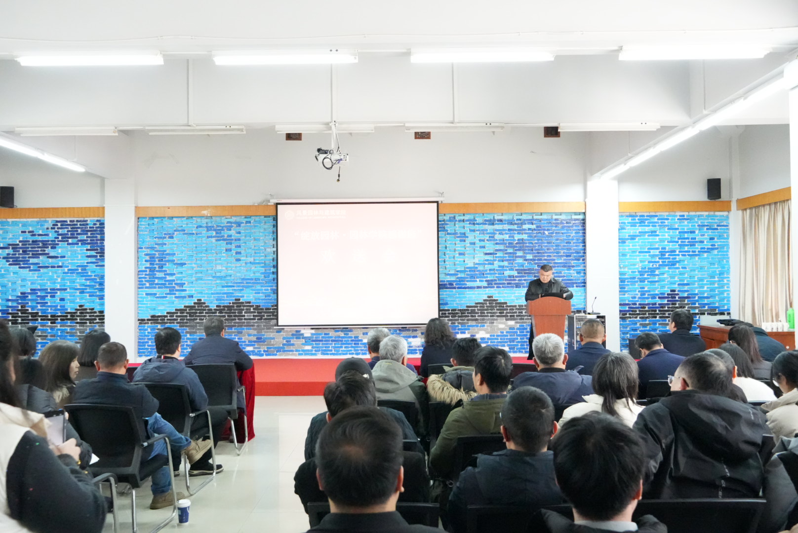 成人影院
召开新学期教职工大会暨欢送会、迎新会